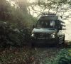 Der Mercedes-Benz Sprinter fÃ¤hrt durch den Dschungel von Jurassic World. // Mercedes-Benz Sprinter driving through the Jurassic World jungle.