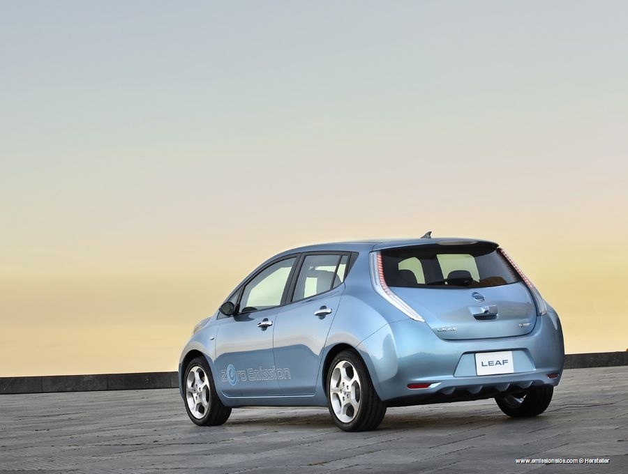 Nissan Leaf Erstes Elektroauto Wurde Ausgeliefert