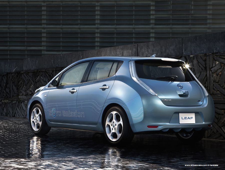 Nissan Leaf Erstes Elektroauto Wurde Ausgeliefert