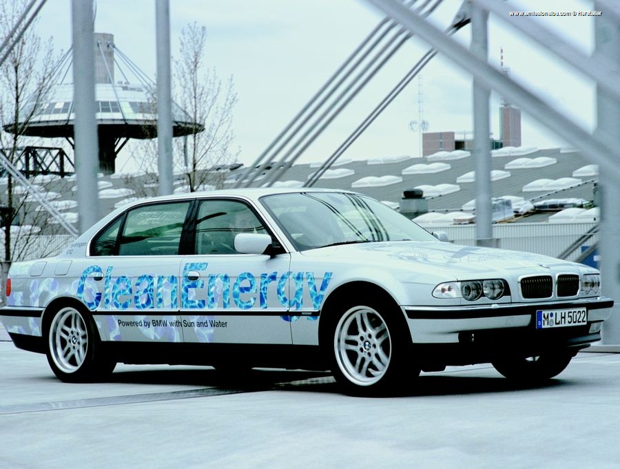 BMW 745h (2001)