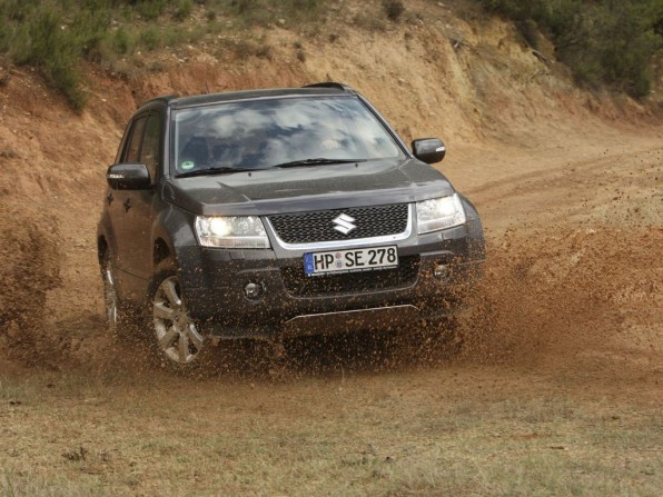 suzuki grand vitara mj2012 img 01 596x447 - Suzuki Grand Vitara 3-Türer (2012)