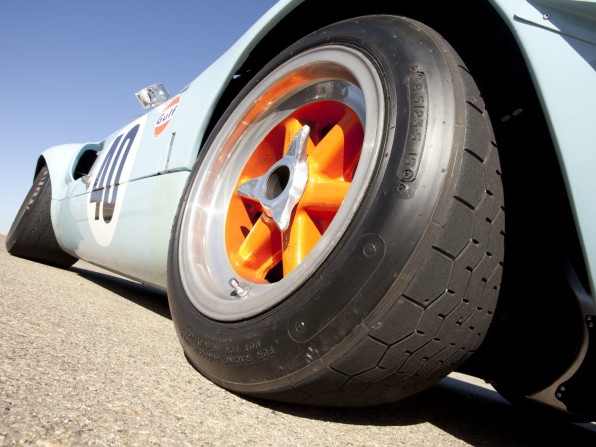 1968 Ford GT40 GulfMirage Lightweight Racing Car Bild 03 596x447 - 1968 Ford GT40 Gulf/Mirage Lightweight Racing Car