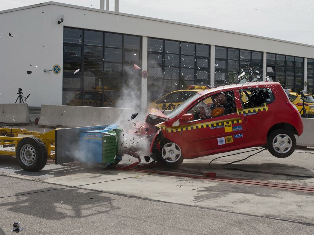 adac kompatibilitaets crashtest 2012 img 1 - ADAC Kompatibilitäts-Crashtest: Insassenschutz für Kleinwagen nur "befriedigend"