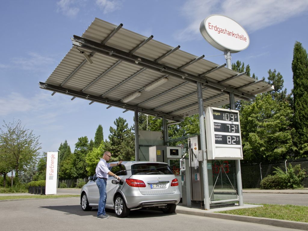 Mercedes-Benz B 200 CNG an der Tankstelle