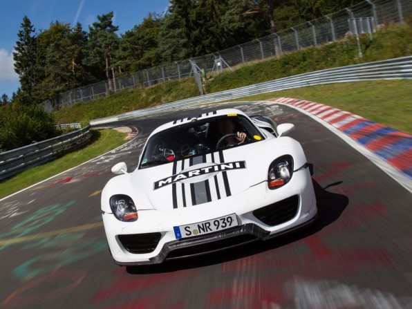 porsche 918 spyder nuerburgring 2012 img 1 596x447 - Porsche 918 Spyder absolviert Nordschleife in 7:14 Minuten