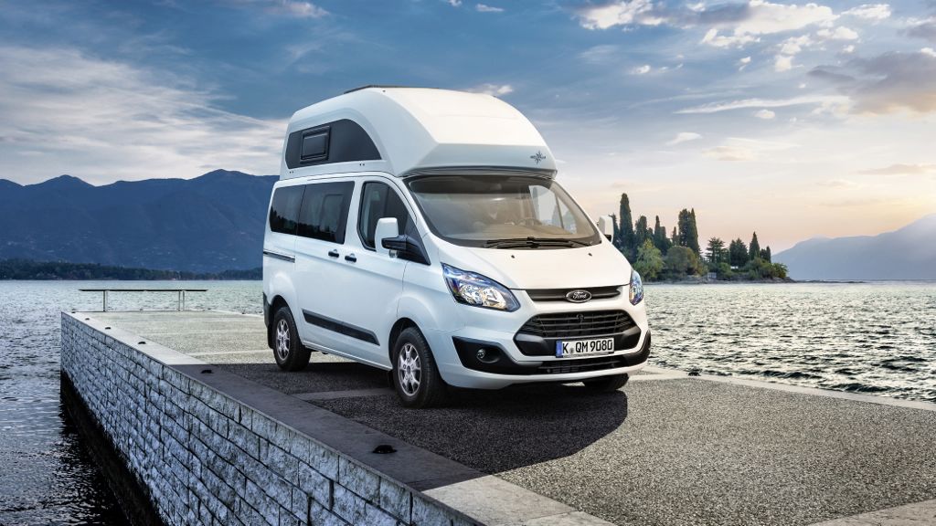 Ford präsentierte auf dem Caravan Salon 2013, der noch bis zum 8. September in Düsseldorf zu besuchen ist, den neuen Ford Transit Nugget. Die Hochdachvariante mit kompletten Wohmobilausbau soll noch in diesem Winter auf den Markt kommen. Der Listenpreis für den Ford Nugget beginnt bei 52.181 Euro für die 125 PS-Variante und 54.204 Euro für den Nugget mit 155 PS Motor.