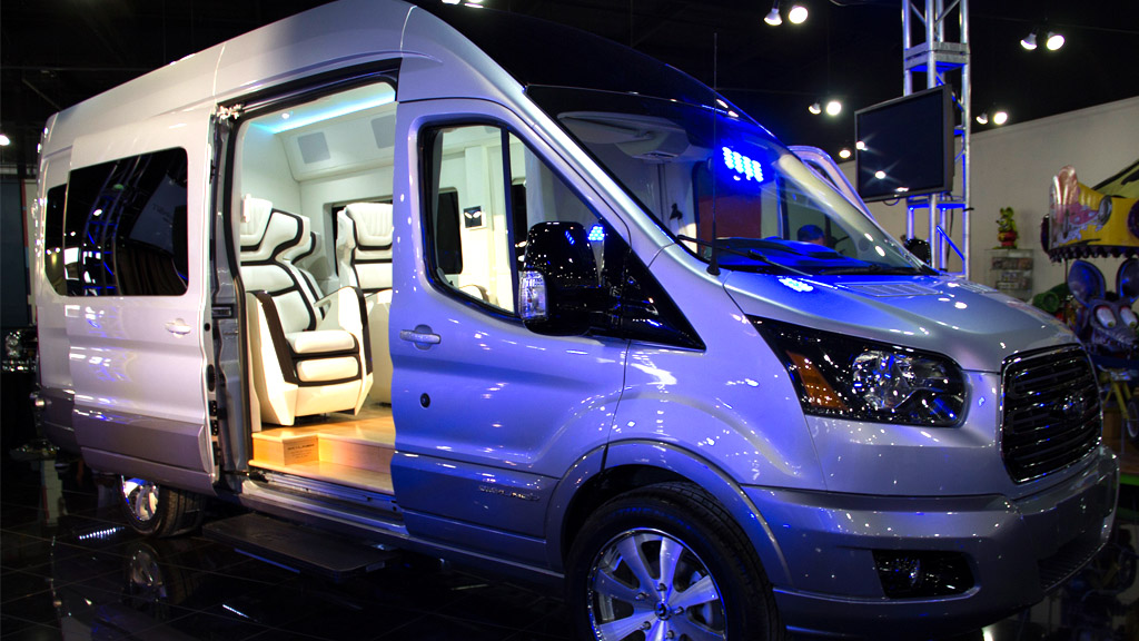 Ford Transit Skyline Concept - Die perfekte Symbiose aus Heimkino und Van – Ford macht es möglich!