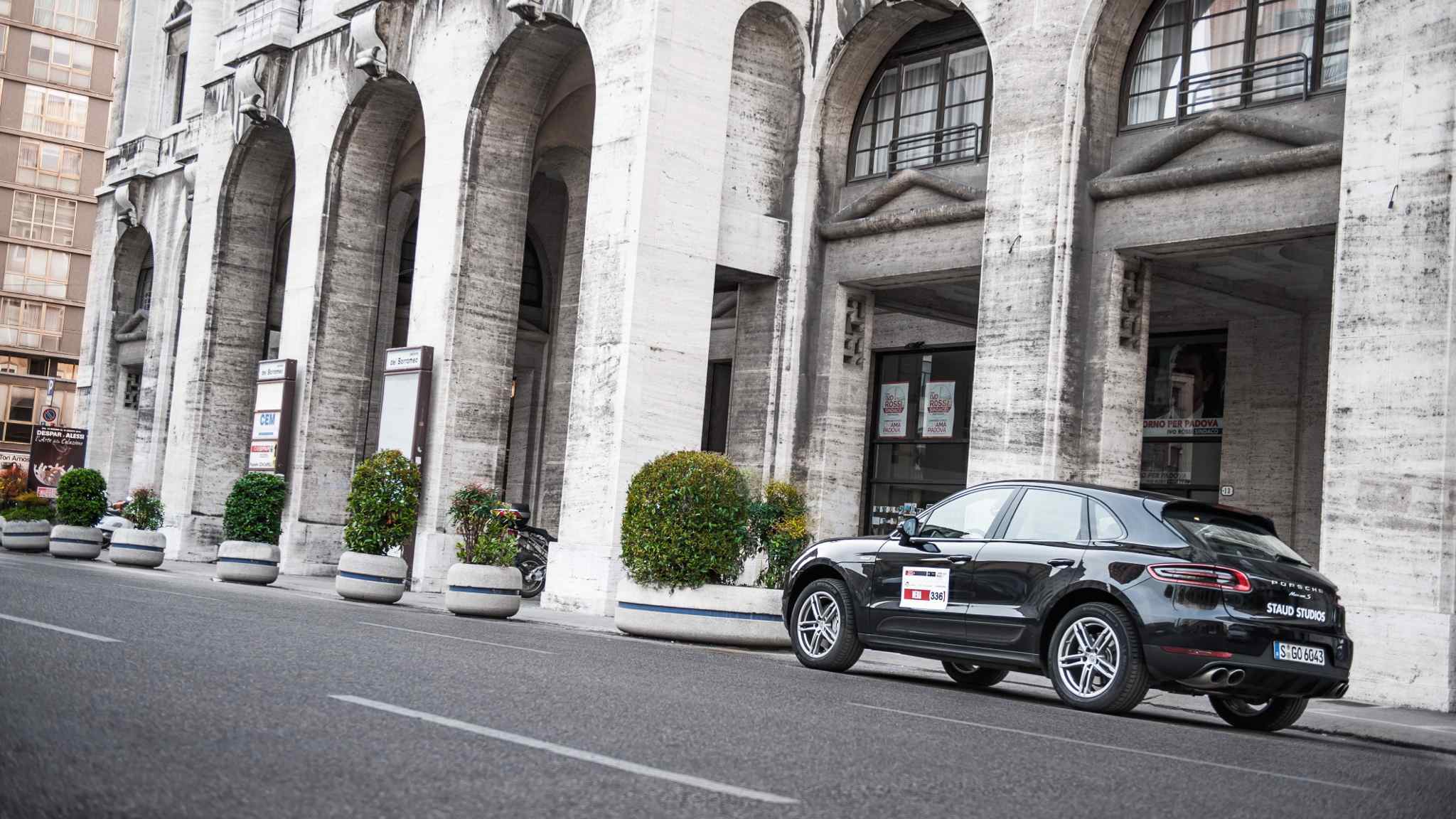 Porsche Macan in Italien11 - Jaguar F-Type R Coupé im Test: Diese Wildkatze ist alles andere als gezähmt!