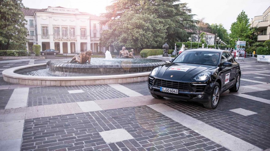 Porsche Macan in Italien12 880x495 - Porsche Macan Diesel S: Der rassige Tiger mit dem Asphalt-Magneten.