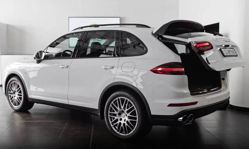 Porsche Cayenne 2015 21 825x495 - Porsche Cayenne: der Perfekte mit dem Problem-Heck (Video)