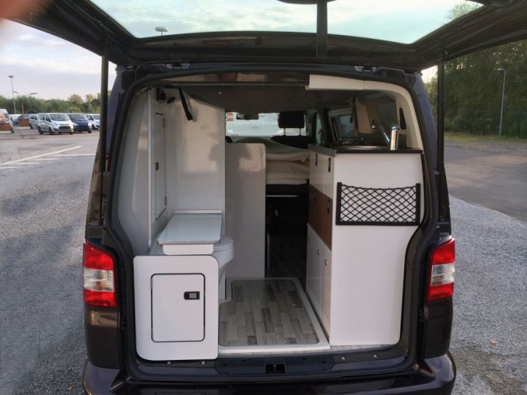 2104cja 014 750x562 - Westfalia Club Joker - Van Conversion: Der T5 mit dem Faltdach.