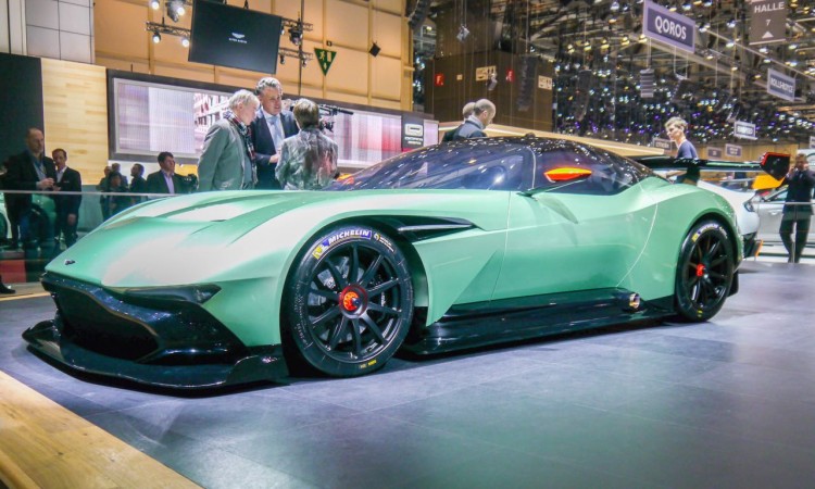 Aston Martin Vulcan 10 750x450 - Aston Martin Vulcan: Betreutes Fahren mit 800 PS.