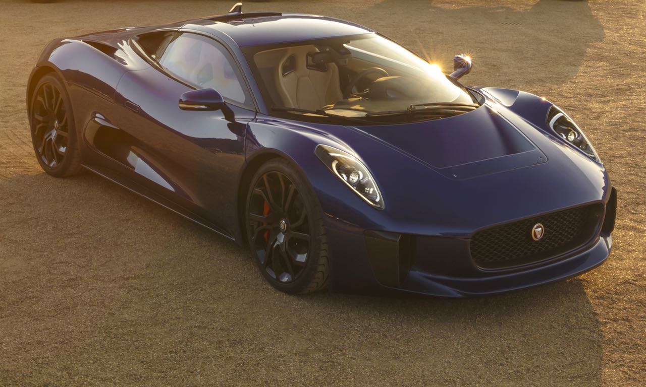 Jaguar C-X75 driftet im neuen James Bond Film Spectre durch Rom.