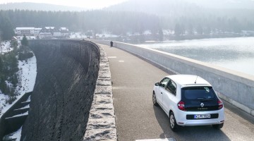 Renault Twingo im Fahrbericht auf dem Damm einer Talsperre im Schwarzwald