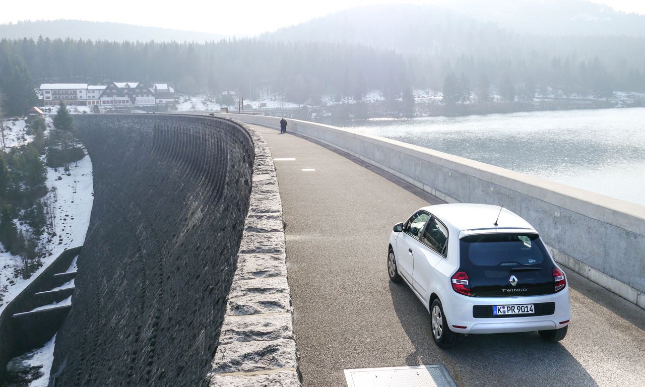 Renault Twingo im Fahrbericht auf dem Damm einer Talsperre im Schwarzwald