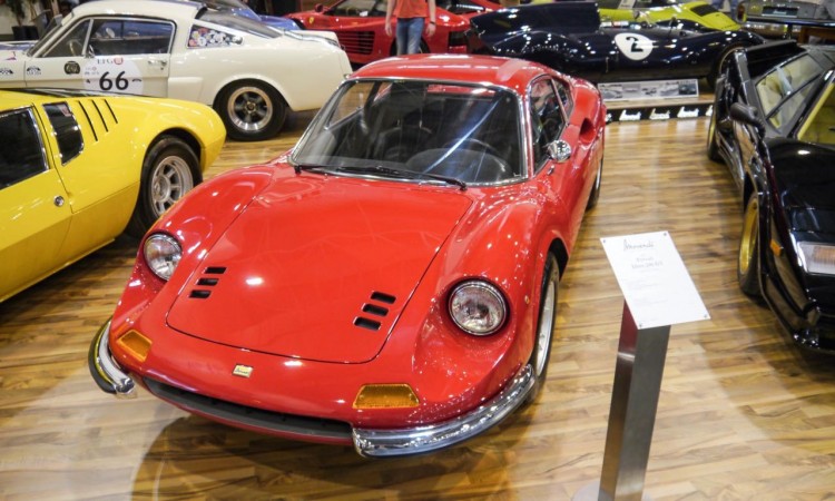 Techno Classica Rundgang 14 750x450 - Techno Classica 2015: Begeisternde Automobilgeschichte zu Top-Preisen.