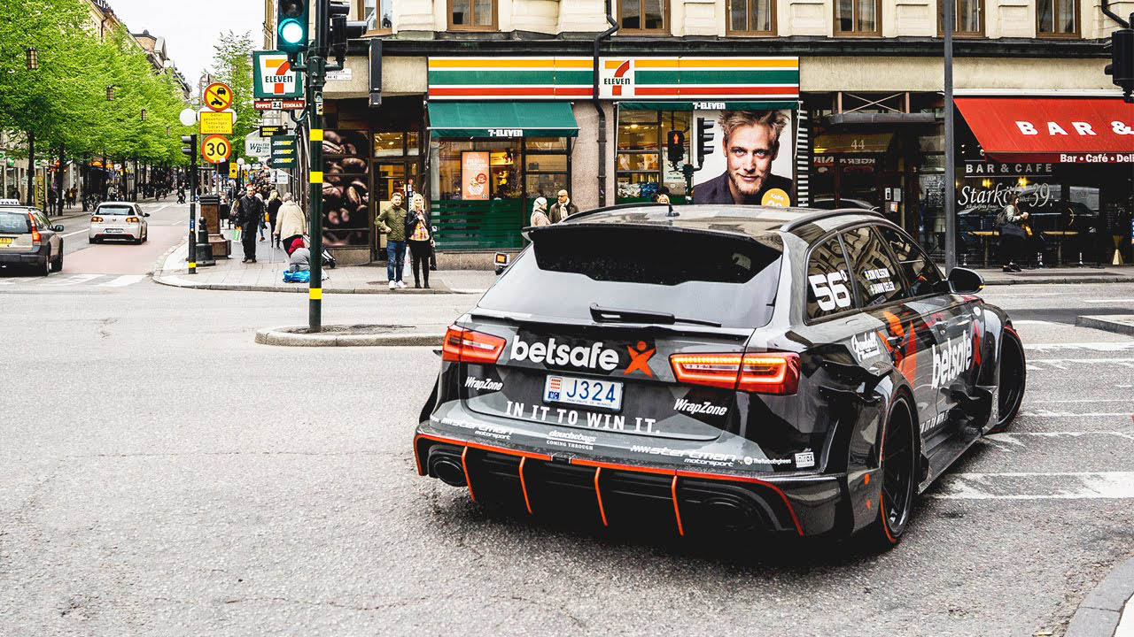 Jon Olsson fährt mit Audi RS6 DTM Uber-Passagiere in Stockholm von A nach B.