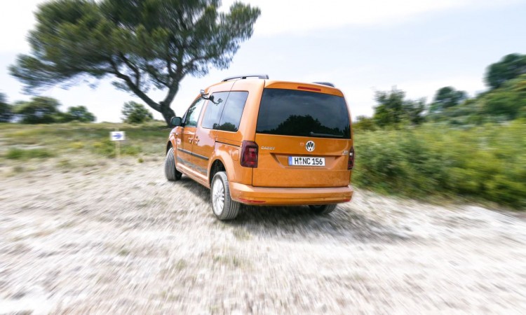 VW Caddy Beach 4Motion 2016 sandorange Allrad kurzer Radstand Für Luxus Groupies und Wellenreiter. 5 750x450 - VW Caddy Beach 4Motion: Für Luxus-Groupies und Wellenreiter.