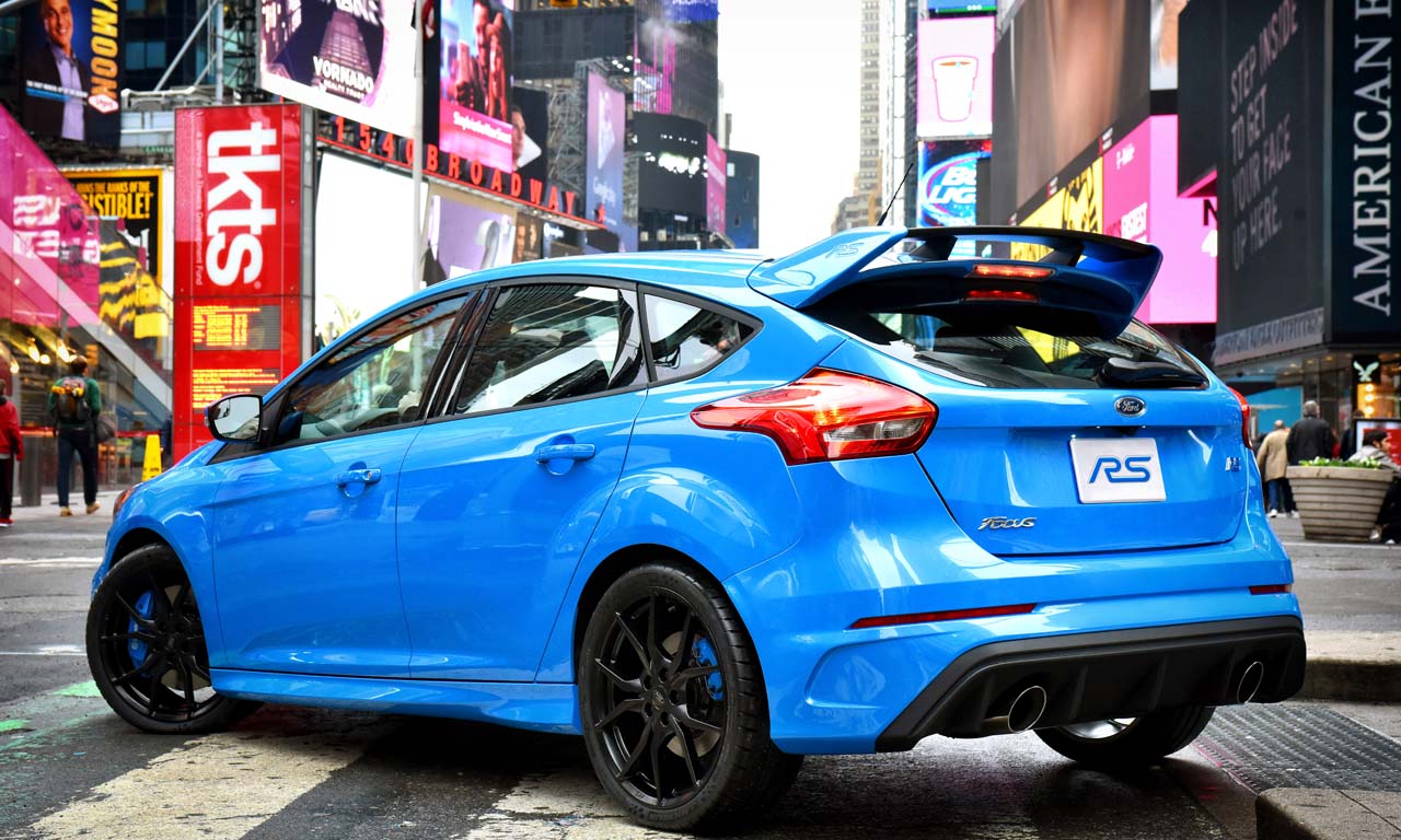 Ford Focus RS mit 345 PS Leistung in New York auf dem Times Square
