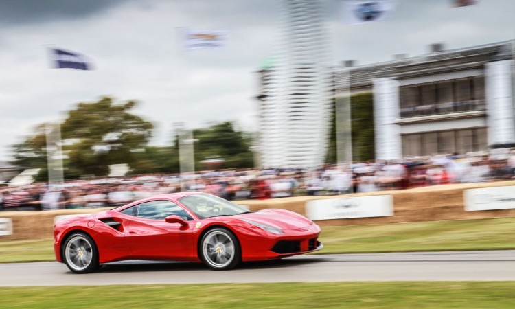 Ferrari hat uns ein paar bewegte Bilder vom Goodwood Festival of Speed 2015 zukommen lassen dessen Inhalte wir natürlich sehr gerne weitergeben 2 750x450 - Das Goodwood Festival of Speed 2015 aus Sicht von Ferrari. Schon cool!