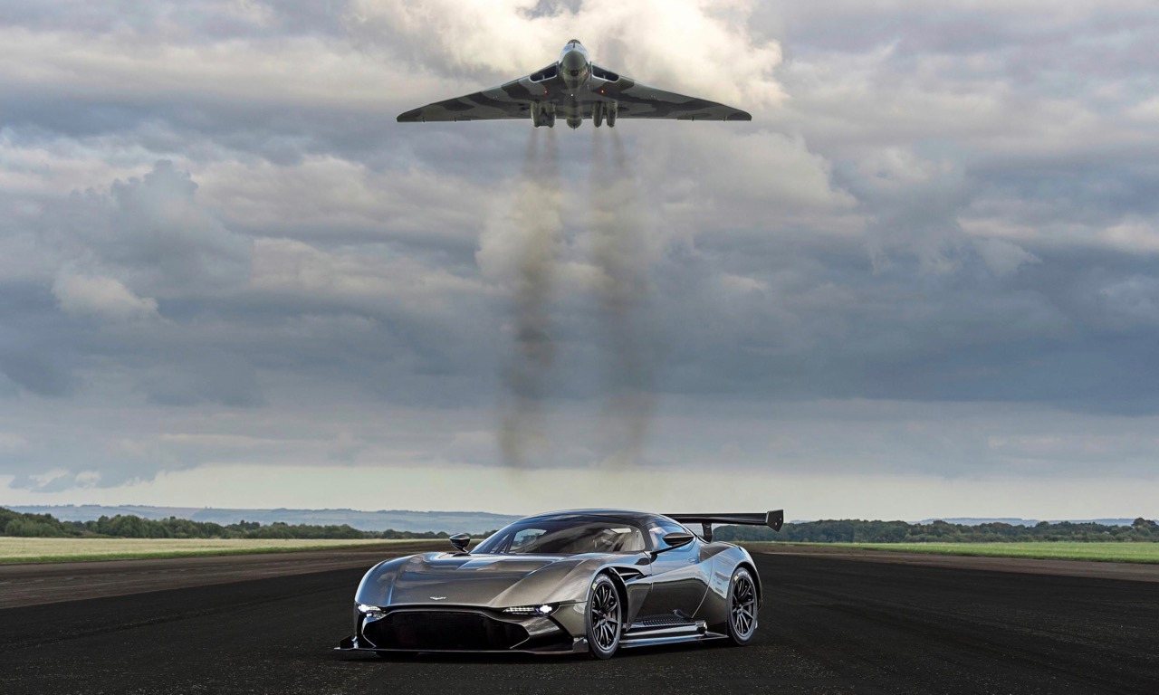 Der letzte Avro Vulcan fliegt über den Aston Martin Vulcan