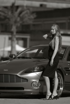 Aston Martin Vanquish Photoshooting 4 241x360 - Kinga, der Aston Martin Vanquish und ich