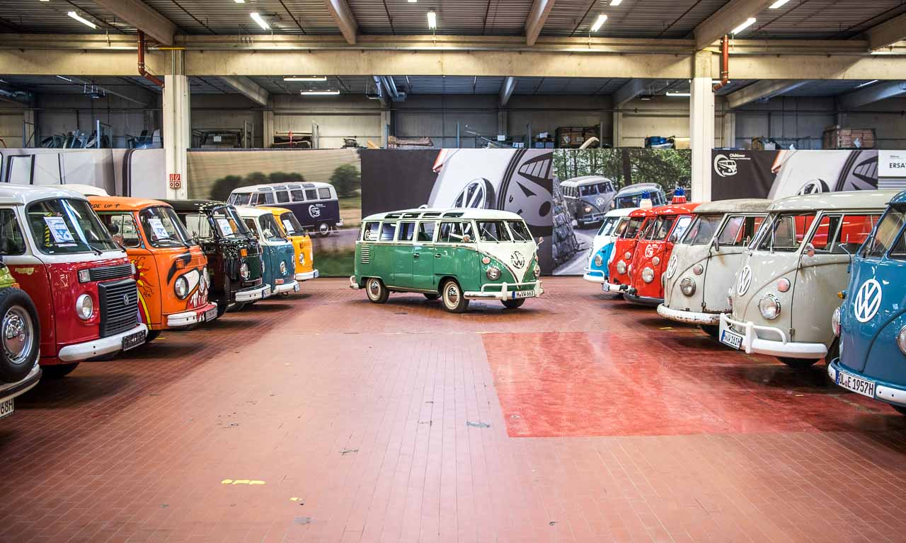 It's a Bulli's World: In den kleinen "heiligen Hallen" bzw. der Oldtimer-Werkstatt von Volkswagen Nutzfahrzeuge