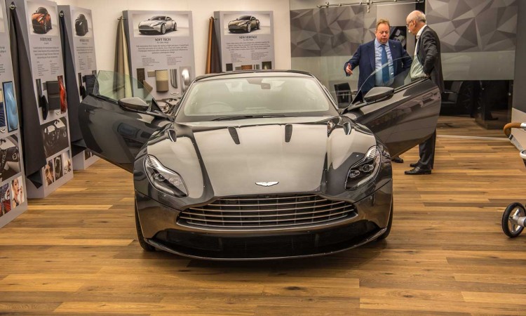 Aston Martin DB11 auf dem Autosalon Genf 2016 im Super Detail und mit Dieter Zetsche 13 750x450 - Der Aston Martin DB11 im Detail: Spalte, Plastik und kein AMG-Motor