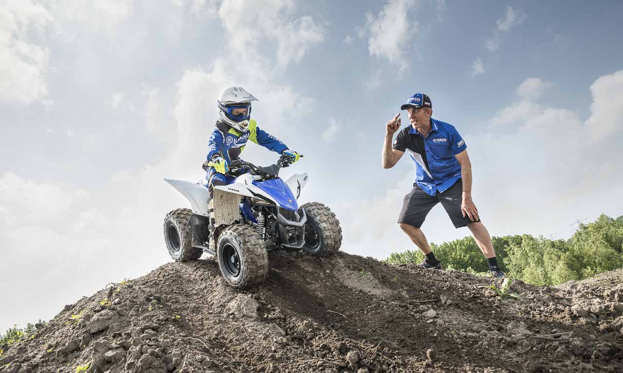 Das Yamaha YFZ50 ist das perfekte Quad für Kinder, die gerne im Dreck spielen