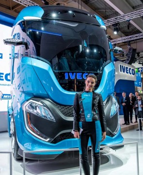 IAA Nutzfahrzeuge 2016 Rundgang Mercedes Trucks and Buses Vans Volkswagen 8 e1475611441183 295x360 - Auch Trucks können sexy sein: Iveco Z Truck fährt autonom und mit Biogas