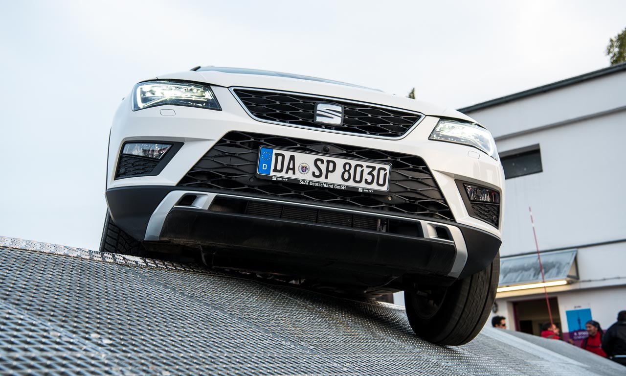 Mit dem neuen Seat Ateca auf einem Münchner Parkhaus blind an den Grenzbereich