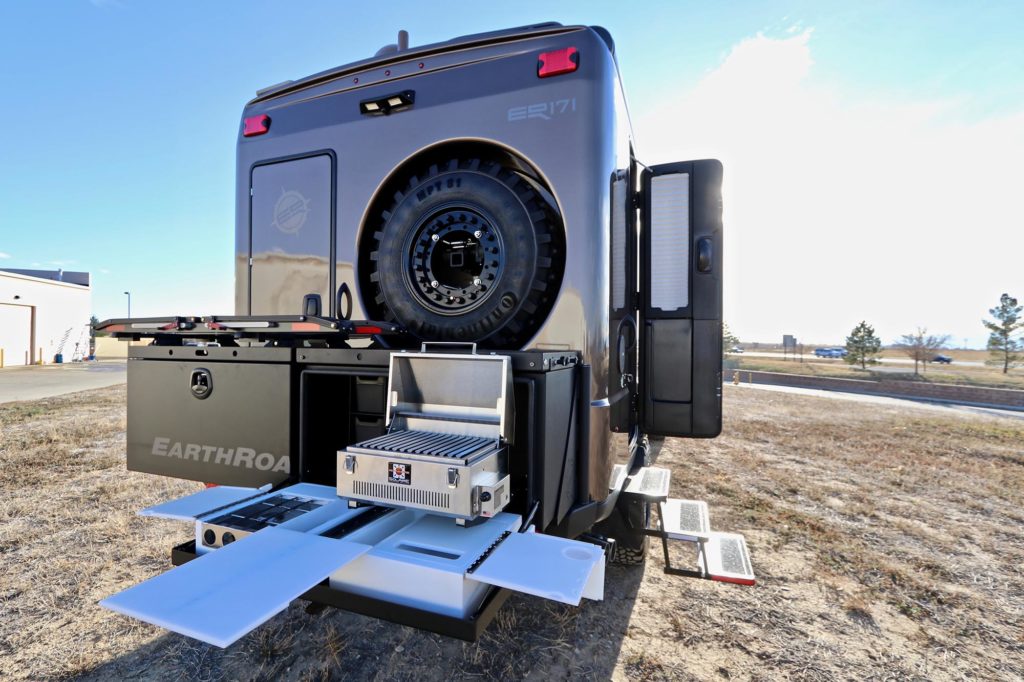 171 Outdoor Kitchen Resized 1024x682 - Earth Roamer XV-LTS: Dieses Teil fährt Sie zur Hölle und wieder zurück