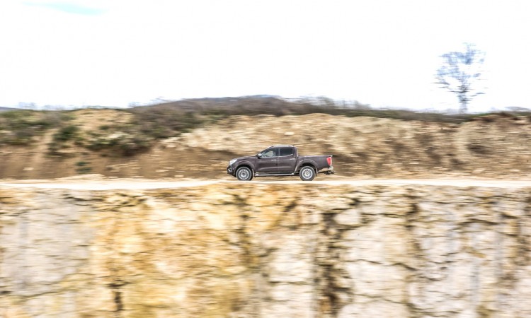 1Nissan Navara PickUp Truck 4x4 2017 Offroad im Steinbruch Test von AUTOmativ.de Benjamin Brodbeck Fahrbericht 23 750x450 - Pick-Up Spezial mit VW Amarok, Toyota Hilux und Co: Unsere Top 5  Gelände-Pritschen!