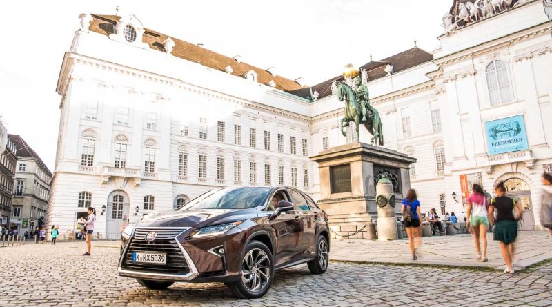 Lexus RX450h Test Fahrbericht Langstrecke Wien Stuttgart Leonberg Schloss Solitude Lexus RX Toyota AUTOmativ.de Benjamin Brodbeck 2 800x445 - Wiener Zeitlosigkeit trifft auf asiatische Moderne: Mit dem Lexus RX 450h nach Wien