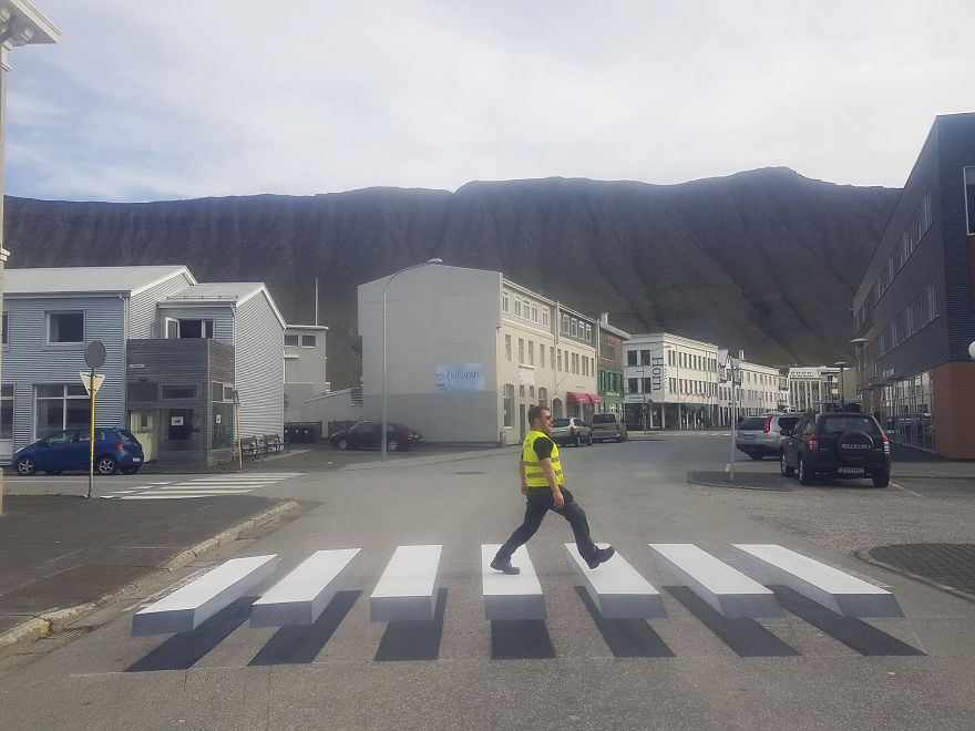 3D pedestrian crossing island 59f0352da431b  880 - 3D-Zebrastreifen gegen Raser in Städten - eine Alternative?