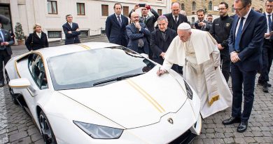 Lamborghini Huracan Papst Franziskus Versteigerung Vatikan AUTOmativ.de1 2 390x205 - Der optisch perfekt zu Papst Franziskus passende Lamborghini Huracán wird versteigert