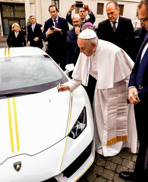 Lamborghini Huracan Papst Franziskus Versteigerung Vatikan AUTOmativ.de1  292x360 - Der optisch perfekt zu Papst Franziskus passende Lamborghini Huracán wird versteigert