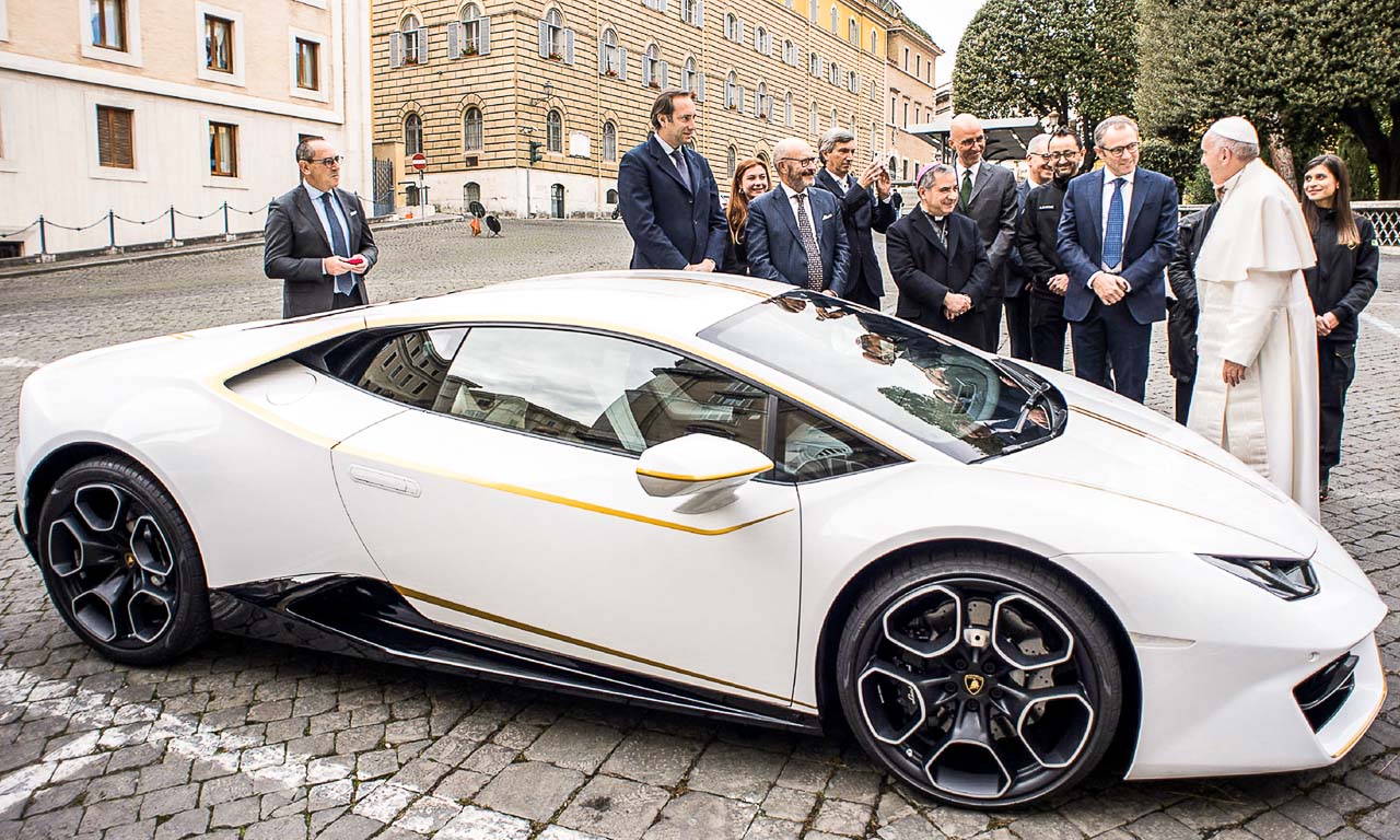 Lamborghini Huracan Papst Franziskus Versteigerung Vatikan AUTOmativ.de  - Der optisch perfekt zu Papst Franziskus passende Lamborghini Huracán wird versteigert