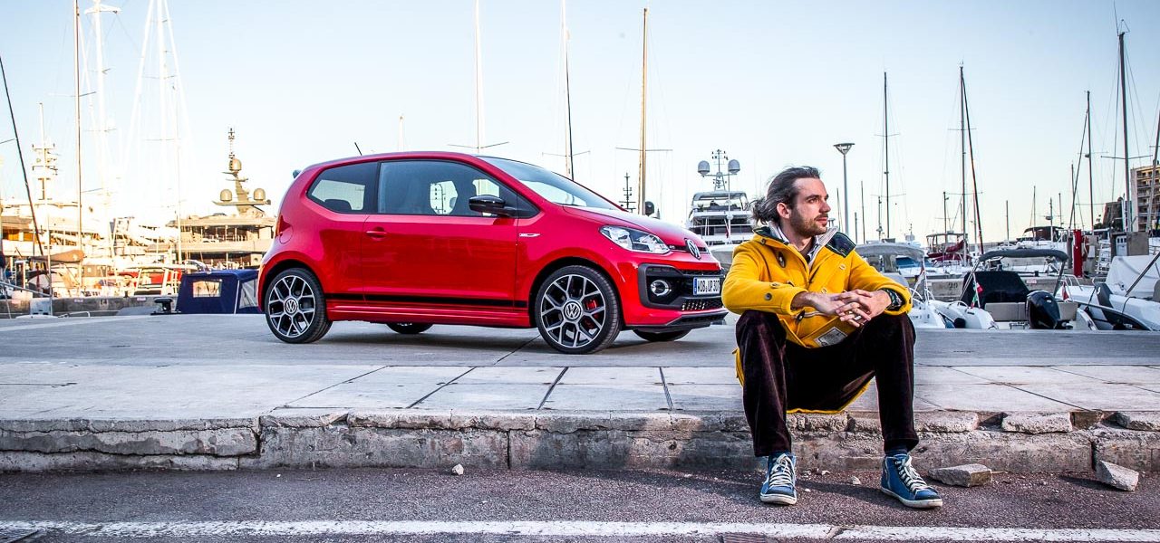 Benjamin Monaco upGTI Sitzend Hafen 1280x600 - Erster Fahrbericht neuer VW up! GTI: Eher ein GT als ein GTI