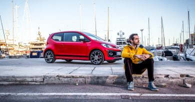 Benjamin Monaco upGTI Sitzend Hafen 390x205 - Erster Fahrbericht neuer VW up! GTI: Eher ein GT als ein GTI