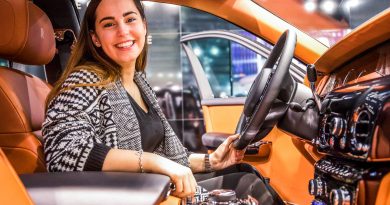 Vienna Auto Show 2018 Rundgang mit Donjeta Salihi AUTOmativ.de Benjamin Brodbeck Rolls Royce Phantom Alfa Romeo Stelvio Quadrifoglio 22 390x205 - Sitzprobe im neuen Rolls-Royce Phantom - oder doch in einer Luxusyacht?