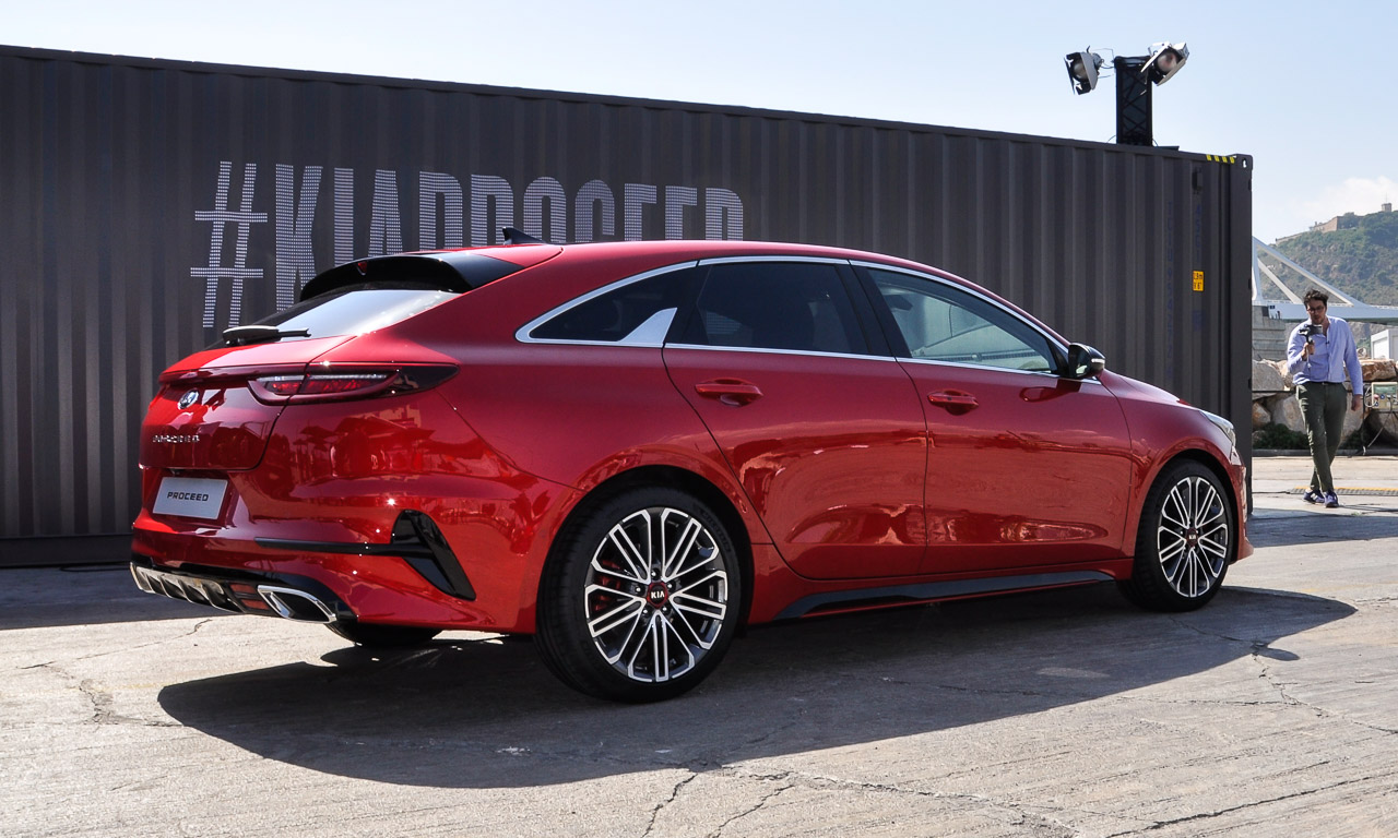 Kia ProCeed GT ShootingBrake Kia Ceed Test Premiere Ilona Farsky Benjamin Brodbeck AUTOmativ.de Barcelona 11 - Was kann der Kia ProCeed GT? Ist es nur ein Shooting Brake oder doch mehr? Sitzprobe!