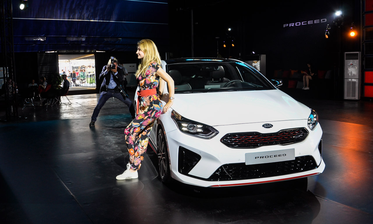 Kia ProCeed GT ShootingBrake Kia Ceed Test Premiere Ilona Farsky Benjamin Brodbeck AUTOmativ.de Barcelona 13 - Was kann der Kia ProCeed GT? Ist es nur ein Shooting Brake oder doch mehr? Sitzprobe!