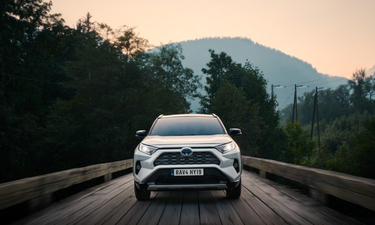 Toyota RAV 4 Hybrid AUTOmativ.de 10 750x450 - Der neue Toyota RAV4 Hybrid startet bei 32.990 Euro