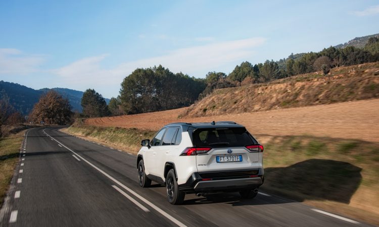 Toyota RAV 4 Hybrid AUTOmativ.de 12 750x450 - Der neue Toyota RAV4 Hybrid startet bei 32.990 Euro