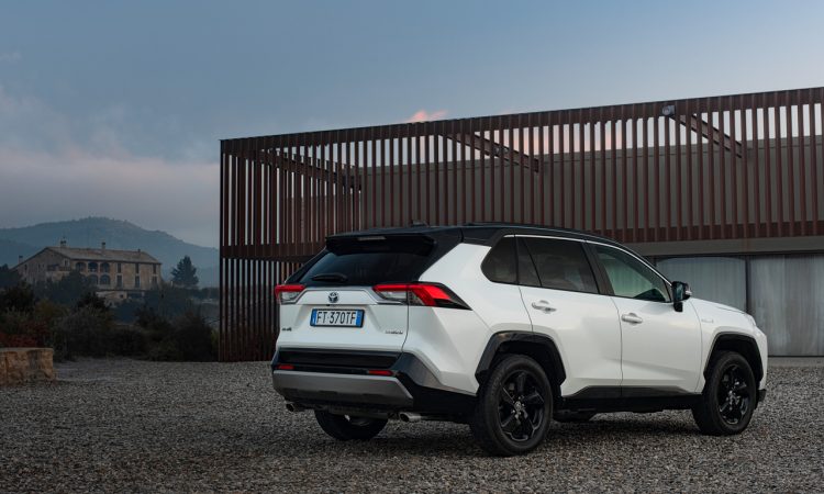 Toyota RAV 4 Hybrid AUTOmativ.de 15 750x450 - Der neue Toyota RAV4 Hybrid startet bei 32.990 Euro