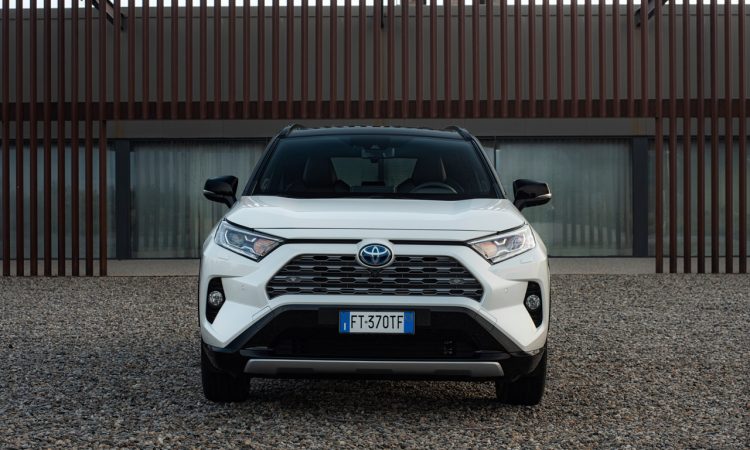 Toyota RAV 4 Hybrid AUTOmativ.de 16 750x450 - Der neue Toyota RAV4 Hybrid startet bei 32.990 Euro