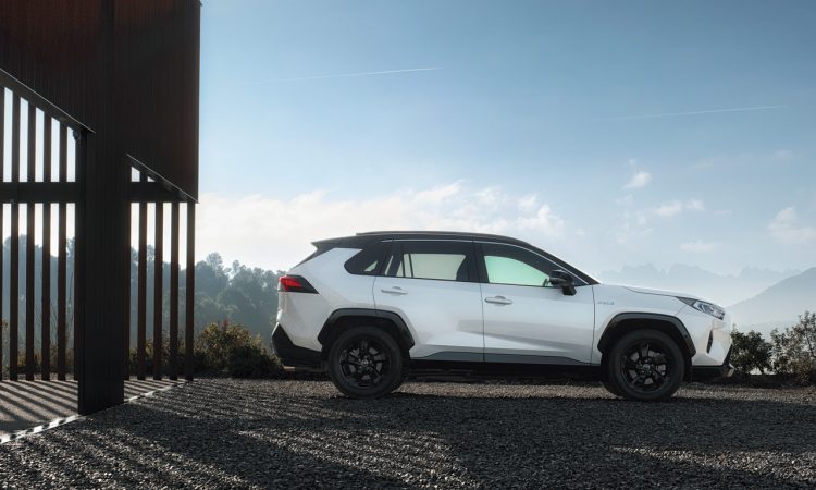 Toyota RAV 4 Hybrid AUTOmativ.de 18 750x450 - Der neue Toyota RAV4 Hybrid startet bei 32.990 Euro