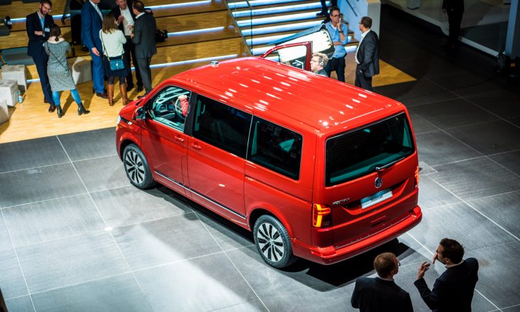 Volkswagen VW T6.1 Bulli T6 Facelift erste Sitzprobe und Review Walkaround Hat sich so viel geaendert 11 750x450 - Sitzprobe im neuen VW T6.1 Bulli Facelift: MIB3-System und mehr Assistenz!