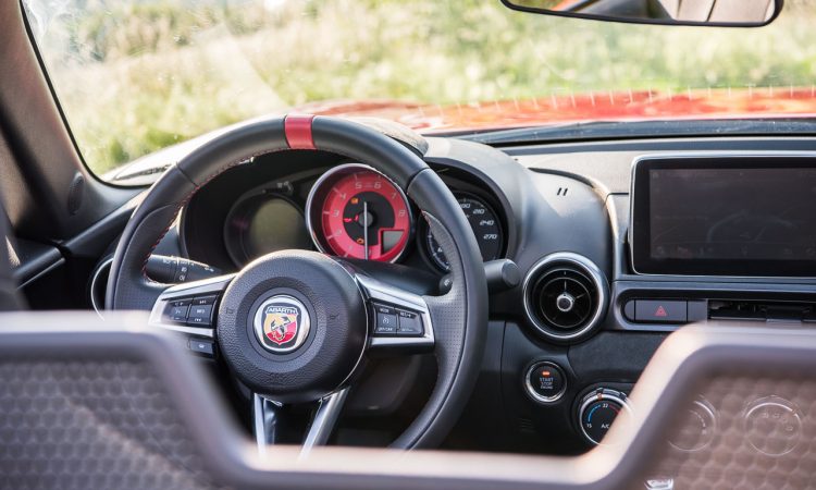 Abarth 124 Spider Test Fahrbericht AUTOmativ.de Benjamin Brodbeck Ilona Farsky Stefan Emmerich 718 Boxster Mazda MX 5 LQ 33 750x450 - Test: Kann der Abarth 124 Spider auch Gebrauchtwagen? - Vergleich Mazda MX-5 (2002)